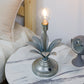 JHY DESIGNs 13,5 Zoll hohe batteriebetriebene Lampe mit Blumenmuster in Antiksilber