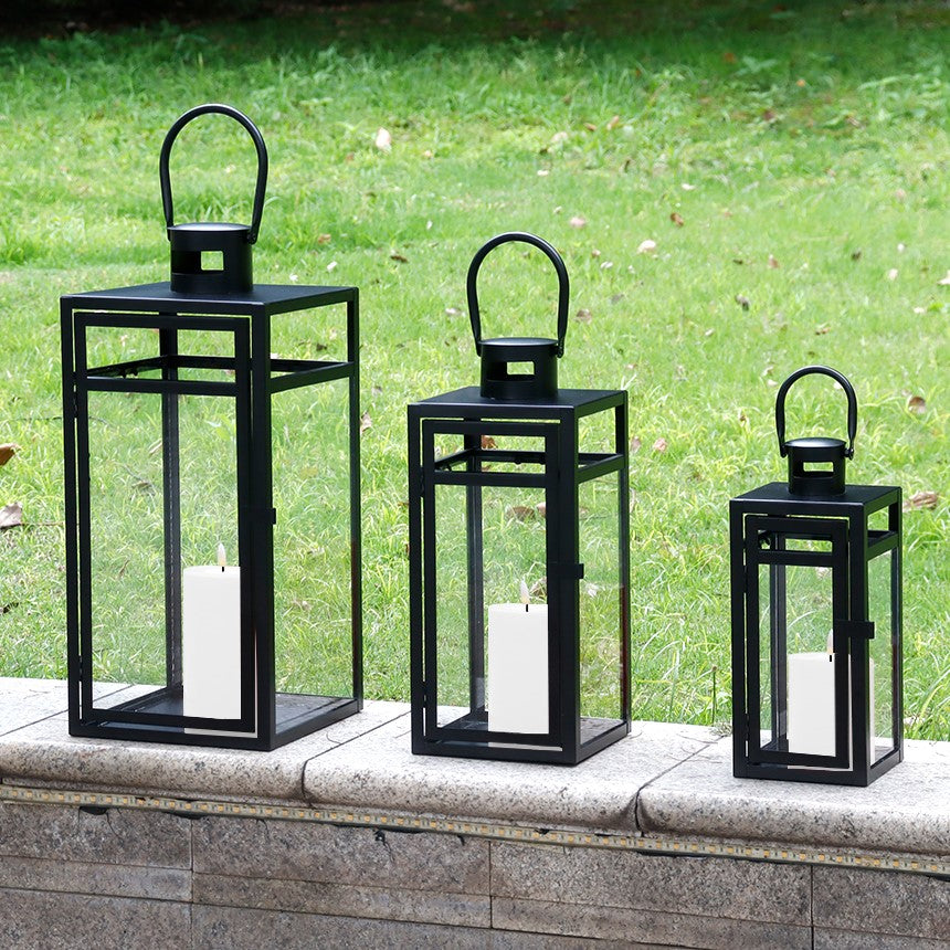 Bougeoir lanterne en métal en acier inoxydable de 19 po, 15 po et 12 po de hauteur avec panneaux en verre trempé (Ensemble de 3)